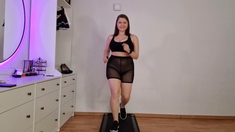La beauté grande taille Tinaangelll essaie un short transparent tout en marchant sur le tapis roulant et partageant ses fantasmes à propos de vous.