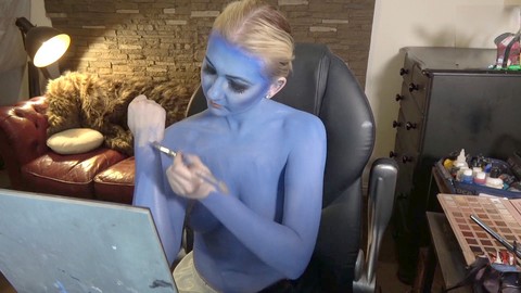 La seduttrice Twi'Lek di Star Wars rivela la sua trasformazione del corpo dipinto nudo in un timelapse sensuale