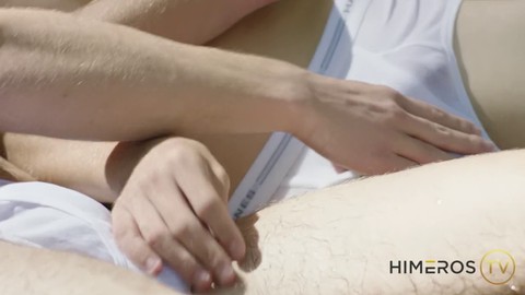 Joey Mills e Blake Mitchell si baciano in pubblico indossando slip attillati.