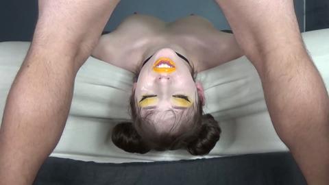 L'esperienza definitiva dell'anno del face-fuck bavoso con la bellezza del rossetto dorato