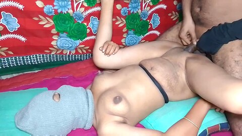 Rencontre dans un village bangladais avant le sexe avec Deshi69gril