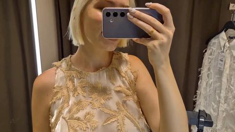 La bionda bomba MyCandyAlice prova abiti glamour trasparenti nello spogliatoio