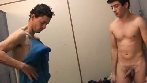 Secretos del vestidor con grandes penes y acción caliente en el gimnasio