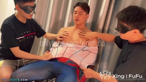 Uomini pelosi in un selvaggio gang bang a tre con fantastici fellatio